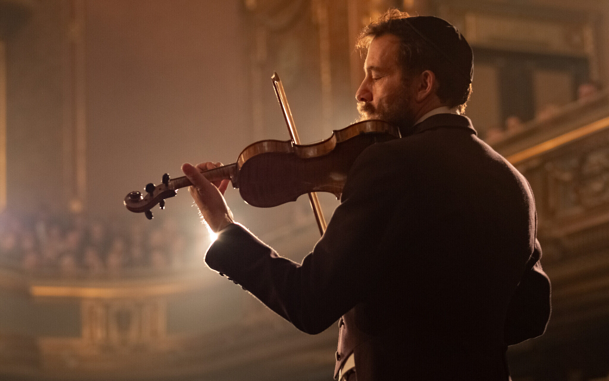 Clive Owen plays a Hasidic violin virtuoso